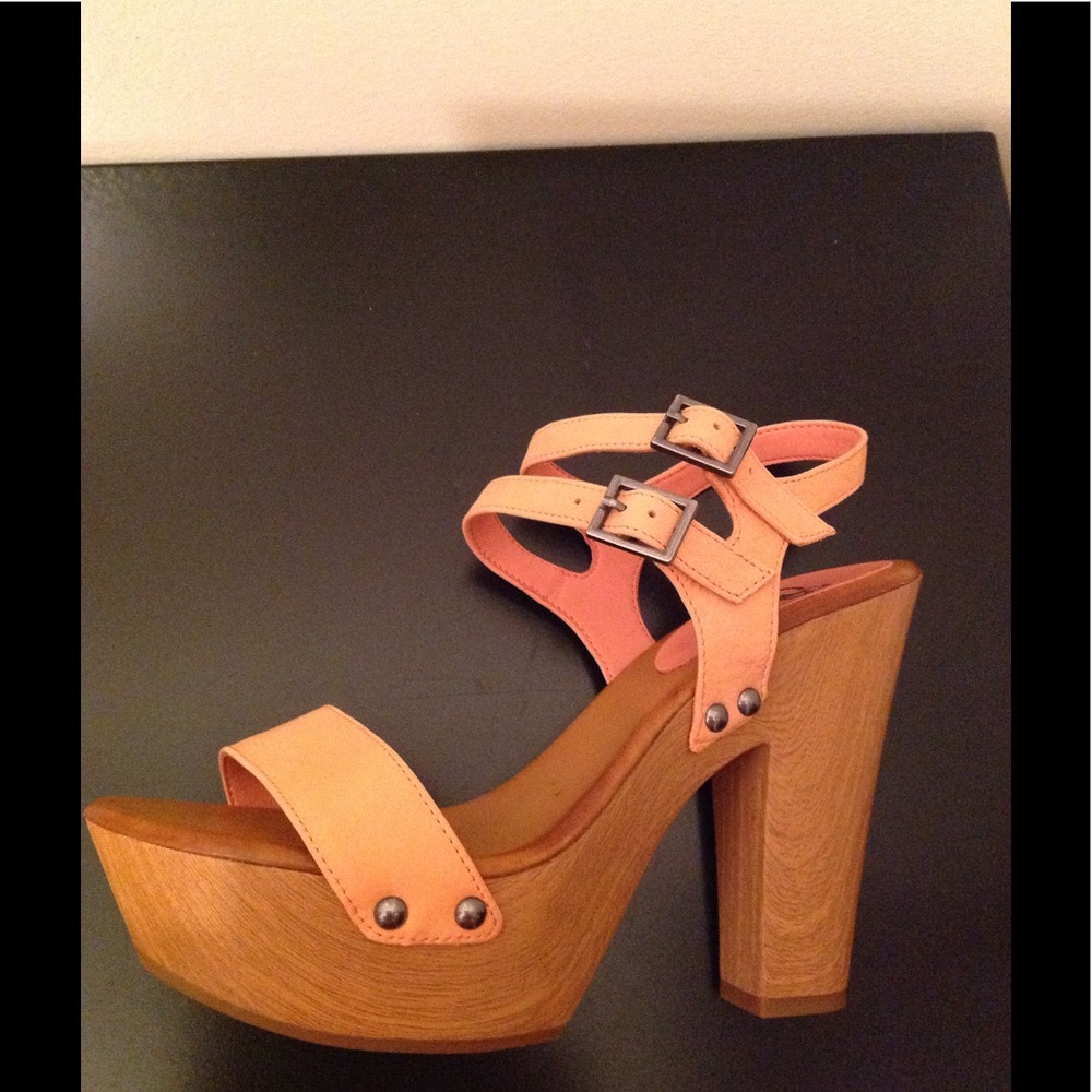 Gianna Bini suede sandals, light creamy peach